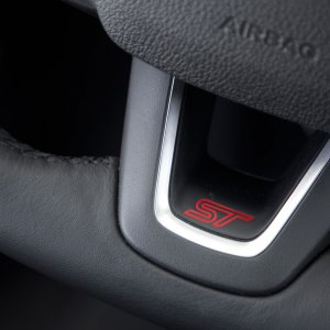 2015-Ford-Focus-ST-steering-wheel-details.jpg